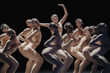 Eine Gruppe von Tänzern in künstlerischen Posen, hautfarben und aktiv.